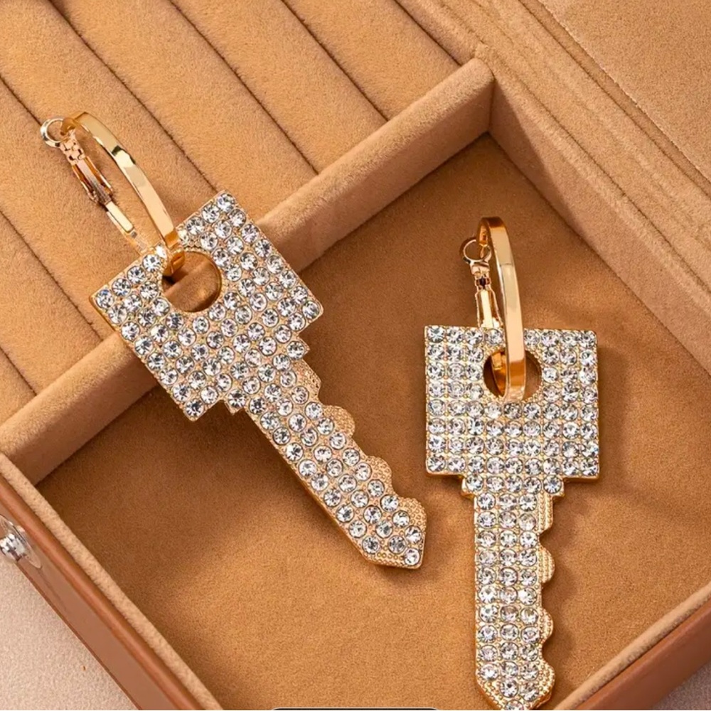 🆕 Chic Boho-Inspired Large Key Dangle Earrings with Sparkling Rhinestones - Picture 2 of 5